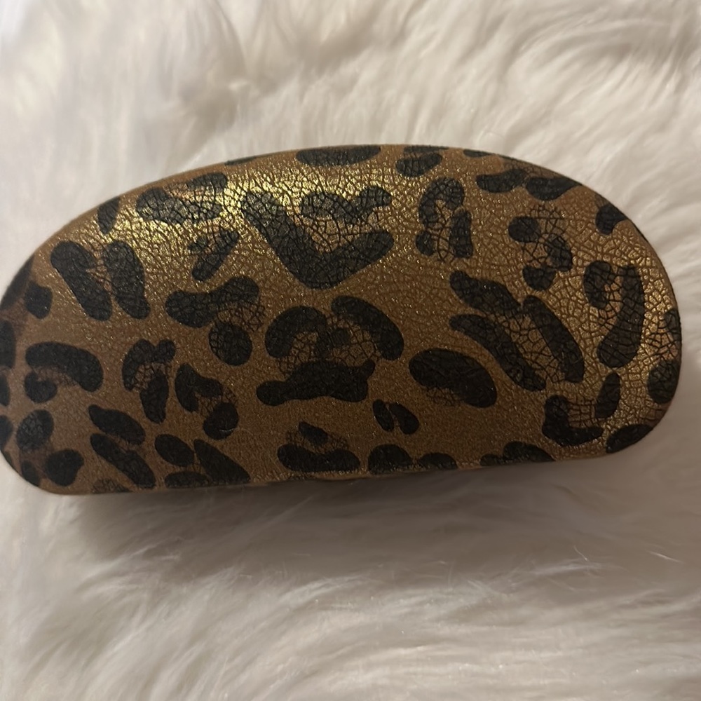 Clamshell Eyeglass Holder